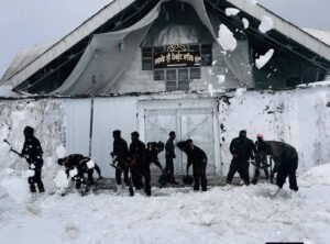 हेमकुंड मार्ग से हटी बर्फ, सेना व सेवादोरों की मेहनत लाई रंग