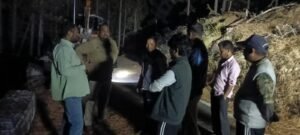 तेज आंधी-तूफान से गिरा पेड़ बना बाधा, पुलिस व SDRF टीम ने त्वरित कार्यवाही कर बहाल कराया यातायात