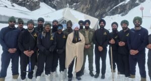 बर्फबारी के बीच युद्धस्तर पर जारी हेमकुंड साहिब यात्रा की तैयारियां