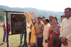 कैबिनेट मंत्री ने खेल मैदान का किया शिलान्यास और 2.875 किमी मोटर मार्ग का किया लोकार्पण