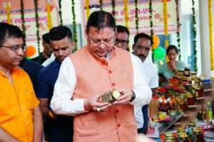 CM Pushkar Singh Dhami: त्योहारों में स्थानीय उत्पादों की खरीद को दें प्राथमिकता, सीएम धामी ने सहायता समूहों के स्टालों से खरीदे उत्पाद