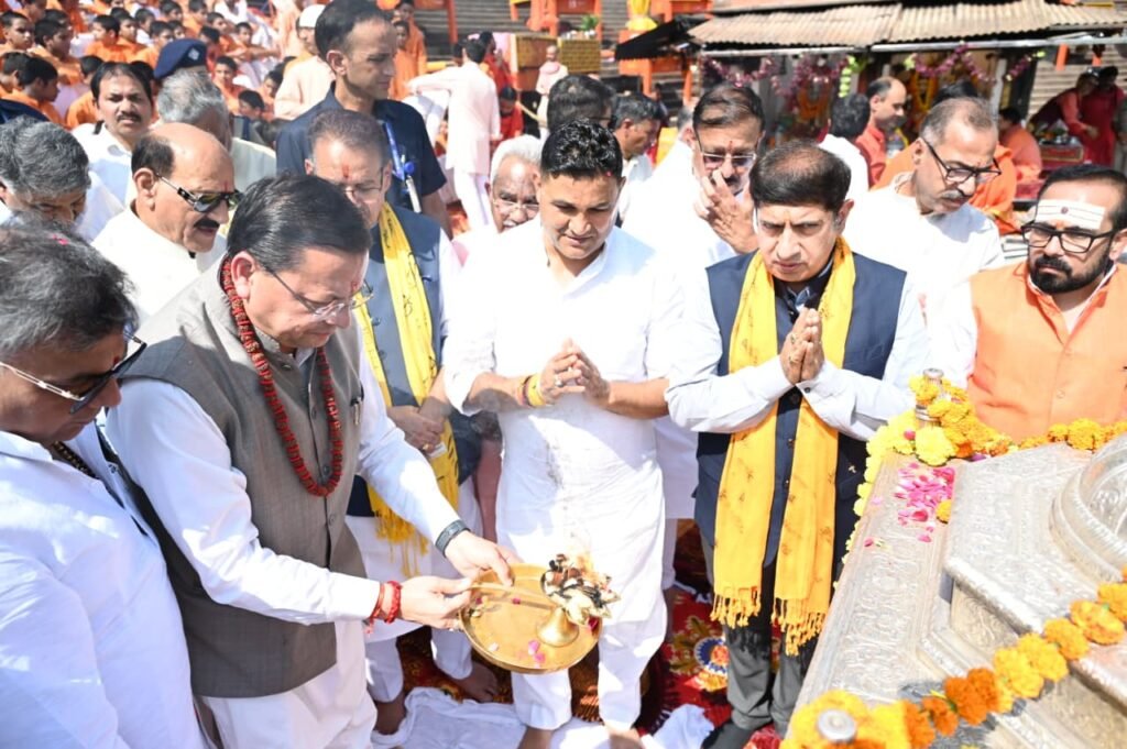हरकी पैड़ी पर सीएम धामी ने मंत्रिमंडल सहयोगियों के साथ की गंगा आरती