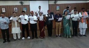 देहरादून नगर निगम में करीब 20 मनोनीत पार्षदों ने ली शपथ, मेयर सौरभ थपलियाल ने दी बधाई