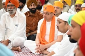 सीएम धामी ने गुरुद्वारा नानकमत्ता साहिब में टेका मत्था, झाड़ू लगाकर दिया स्वच्छता का संदेश