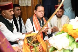 PM मोदी के स्वस्थ एवं दीर्घायु जीवन की कामना, CM धामी ने काशी विश्वनाथ मंदिर में की विशेष पूजा