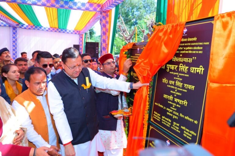 श्रीनगर में मुख्यमंत्री का भव्य स्वागत, 9.13 करोड़ की 9 विकास योजनाओं की दी सौगात, करीब नौ साल बाद श्रीनगर में फिर शुरू हुई सिटी बस सेवा, ईवी चार्जिंग स्टेशन का भी किया लोकार्पण
